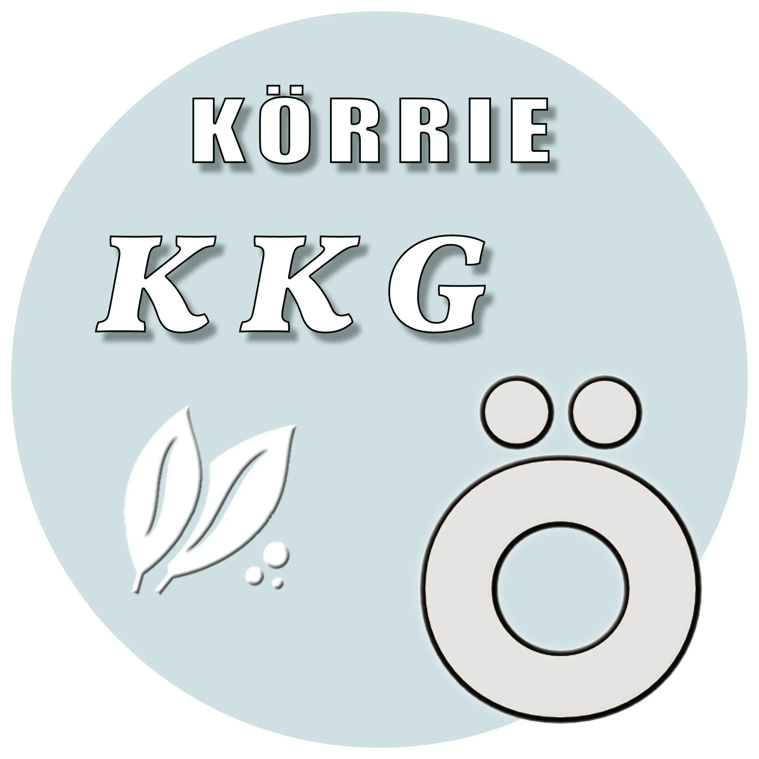 Produkt-Button für Körrie-Korken-Glas / Körrie KKG: Ein blassblauer, runder Button mit weißem Text "KÖRRIE KKG", stilisierten Blättern und einem prominenten "Ö"-Symbol (das "Ö" aus dem Logo von "Körrie - die ehrlichen Gewürzmischungen"), symbolisierend ex