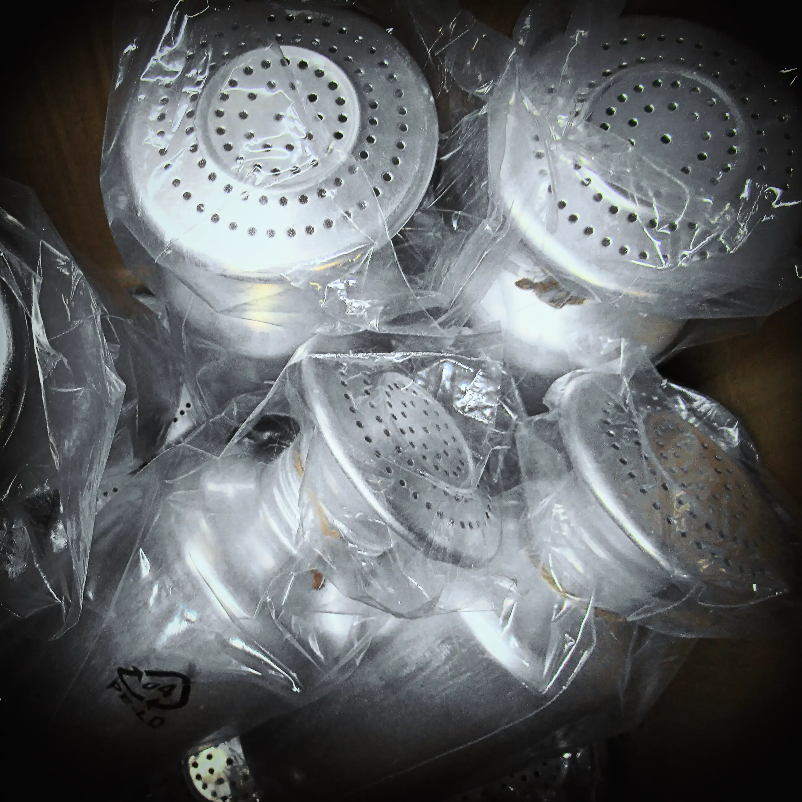 Ergänzende Ansicht der Körrie-Gewürz-Streuer (Körrie KGS): Eine Gruppe von robusten Metallstreuern mit perforierten Deckeln, verpackt in durchsichtiger Plastikfolie für einen sicheren, versandbereiten Look. Diese hochwertigen Gewürz- und Salzstreuer (Körr