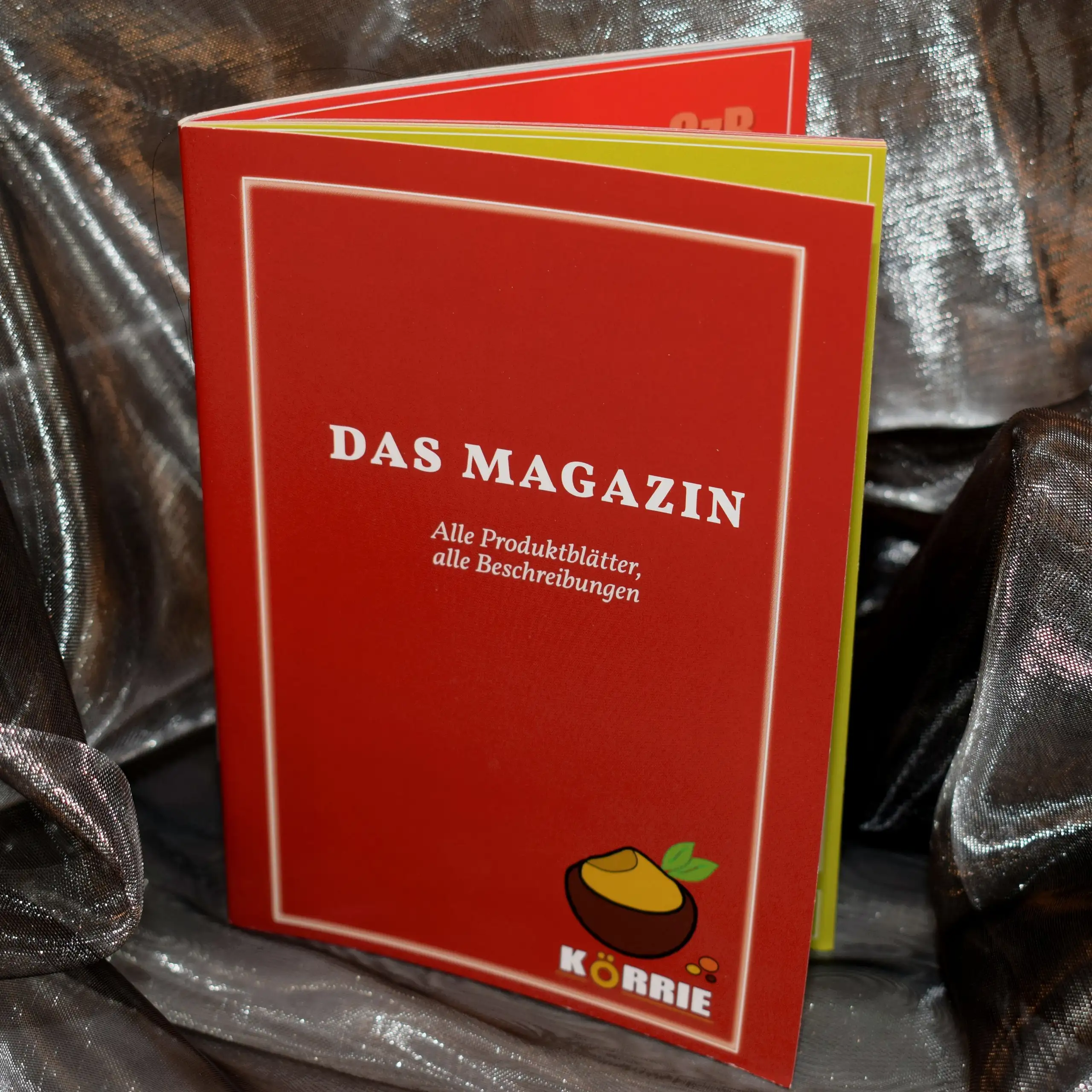 Alternatives Vorschaubild der Galerie für Körrie-Support-Magazin / Körrie KSM: Ein rotes Magazin mit dem Titel "DAS MAGAZIN" und Untertitel "Alle Produktblätter, alle Beschreibungen", leicht geöffnet präsentiert mit dem Körrie-Logo auf einem warmroten Hin