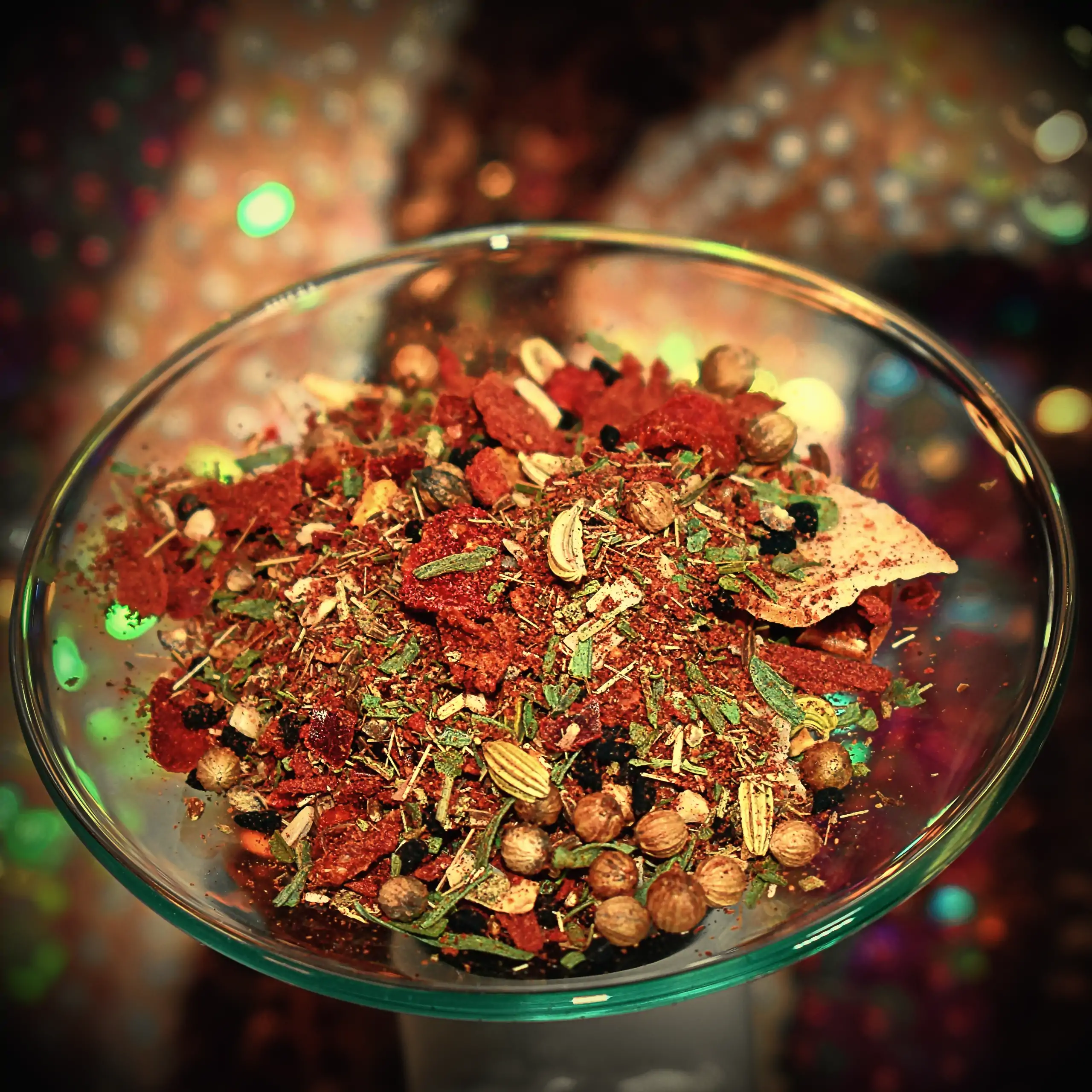 Alternatives Vorschaubild der Galerie für Körrie FLY (Pure Hearty Flakes): Eine farbenfrohe, grob geflockte Kräuter- und Gewürzmischung mit roten Chili- und Tomatenflocken, grünen Kräutern wie Lemongras und Estragon, gelben Koriander-Samen, schwarzen Nige