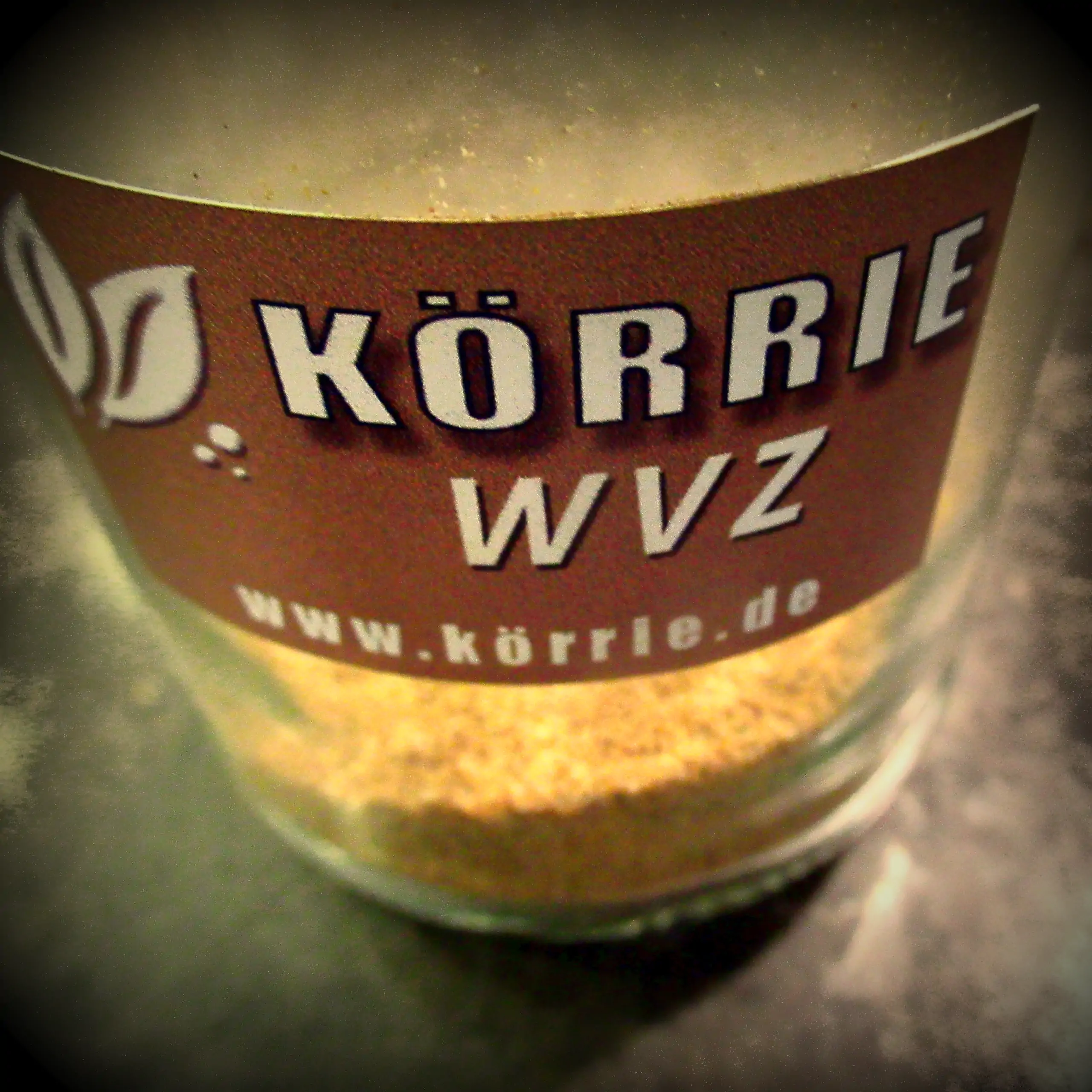 Alternatives Vorschaubild der Galerie für Körrie WVZ (Mischung auf Rohrzuckerbasis mit 2,5% Vanille und anderen Gewürzen): Ein großes, aufrecht stehendes, transparentes Glas, in dem die leuchtend goldbraune, würzig-süße Mischung sichtbar ist, versehen mit