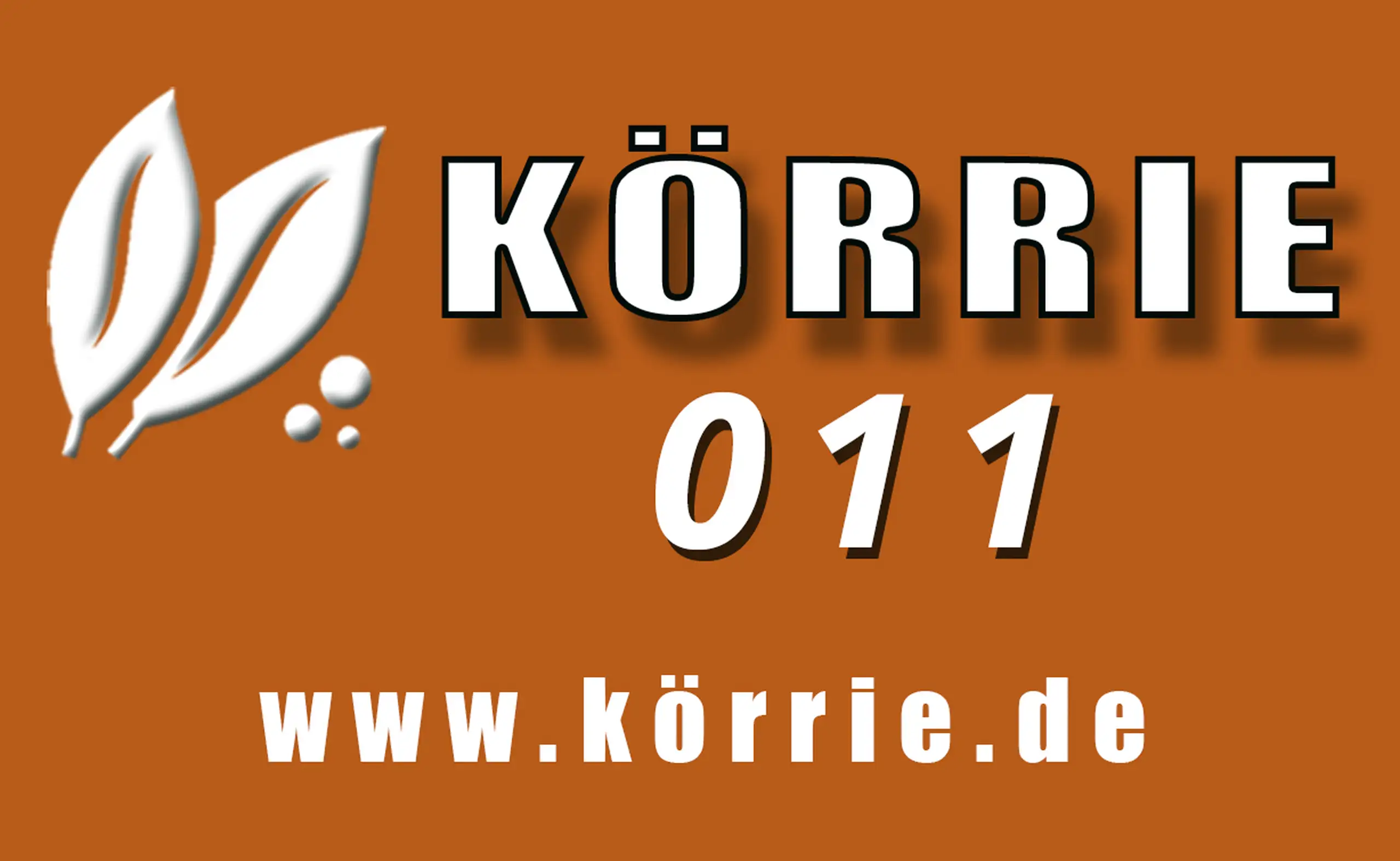 Vorlagegrafik des Etiketts für Körrie 011: Eine kupferrote Vorlagegrafik als Ansicht des Etiketts, mit weißem Blatt-Logo, dem prominenten Produktnamen "KÖRRIE 011" in fetter Typografie und der Website www.körrie.de, die den Markenclaim für ehrliche Gewürz