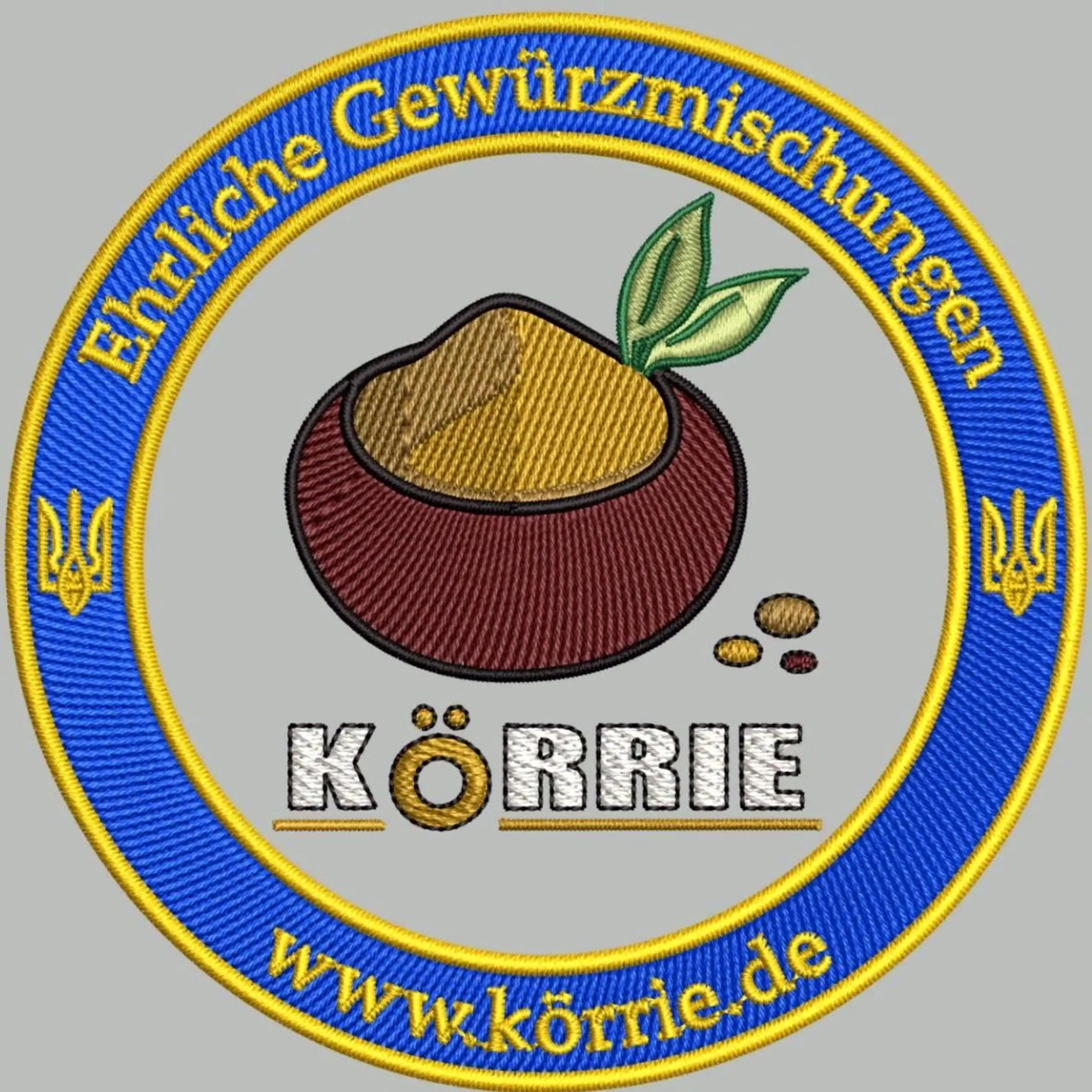 Zusätzliches Bild des gestickten Körrie-Patch als grafische Darstellung der Stickvorlage, handgefertigt in der Ukraine, mit dem Logo ehrlicher Gewürzmischungen aus Berlin: braune Schale mit ockerfarbenem Gericht, grünen Lorbeerblättern und bunten Gewürzkö