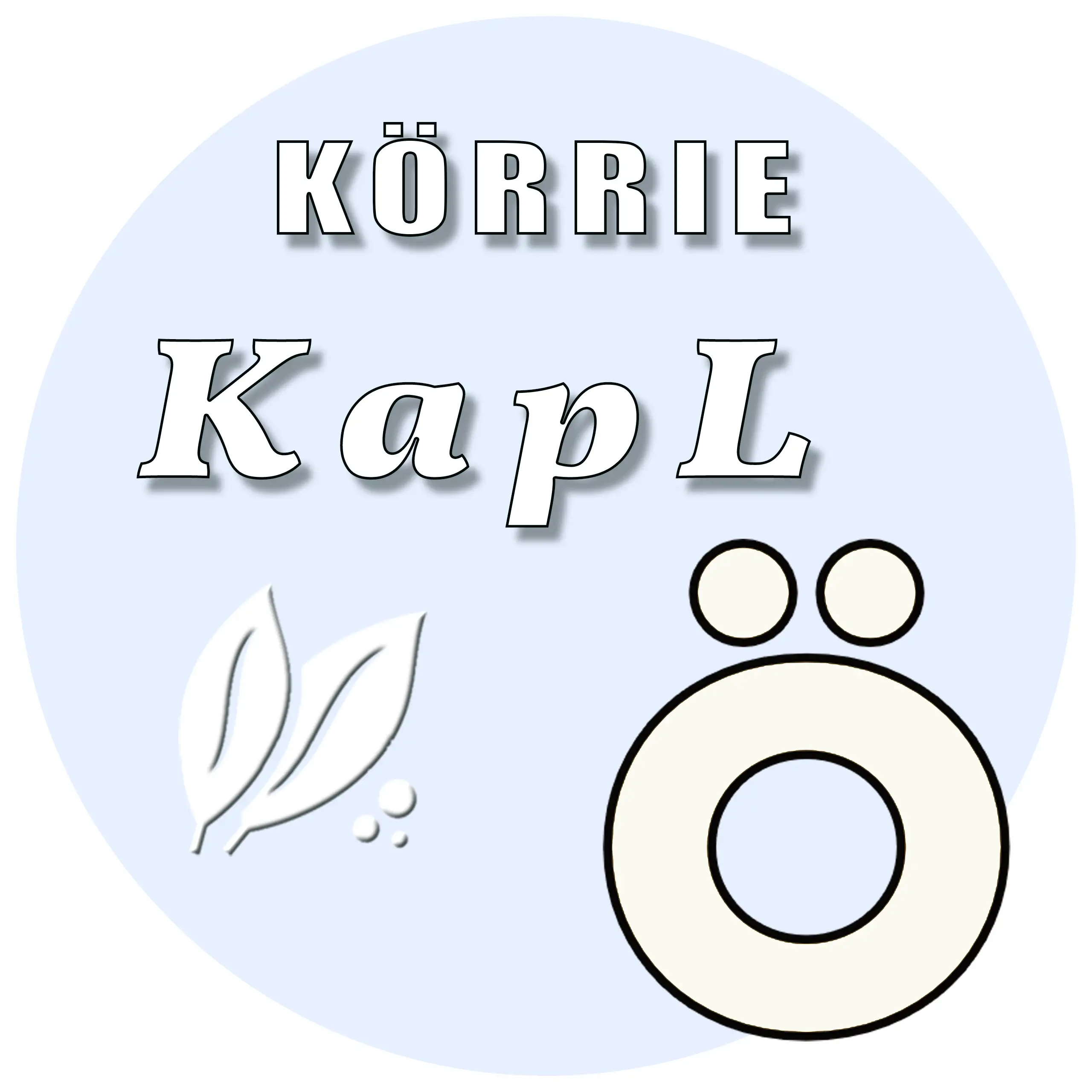 Produkt-Button für Körrie-Aktiv-Perlen (Glas) / Körrie KAP L: Ein hellblauer, runder Button mit weißem Text "KÖRRIE KAP L", stilisierten Blättern und einem prominenten "Ö"-Symbol (das "Ö" aus dem Logo von "Körrie - die ehrlichen Gewürzmischungen"), symbol
