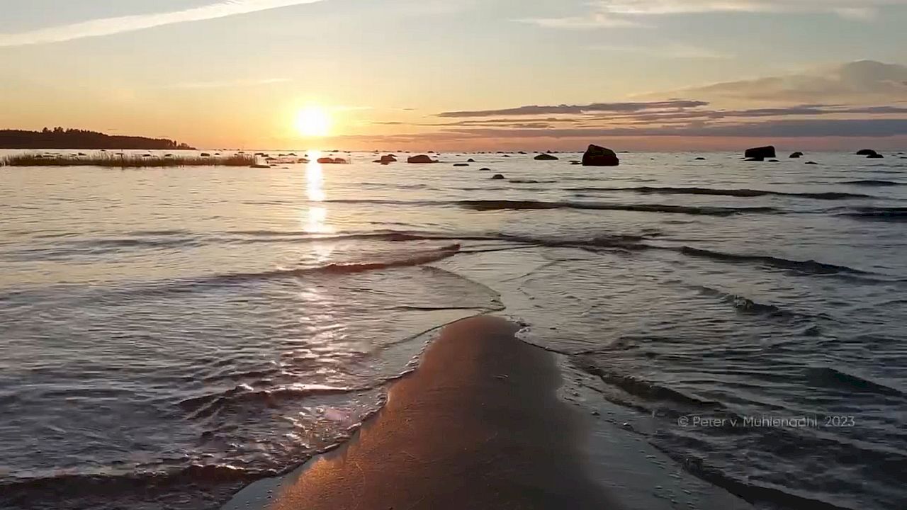 Vorschaubild Video Startseite "Körrie! Der Shop" Wellenrauschen an einem Meeresstrand in der Abenddämmerung