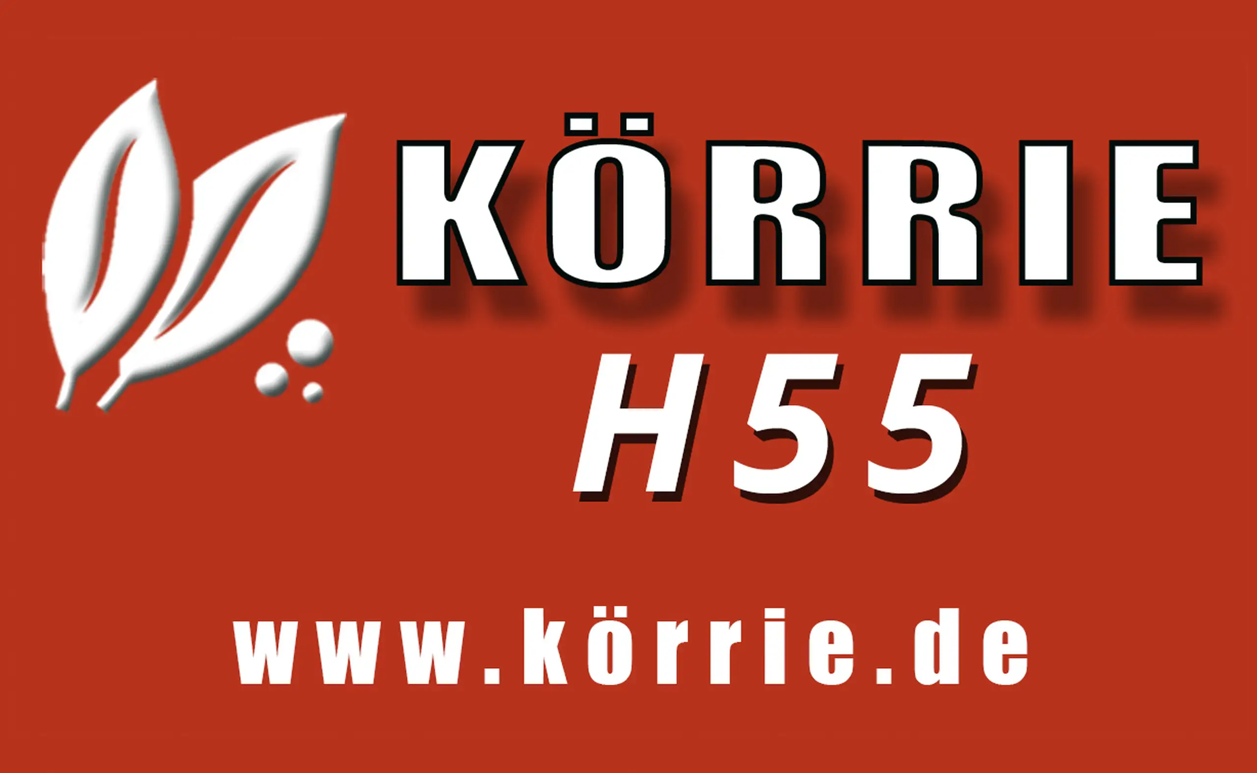 Vorlagegrafik des Etiketts für Körrie H55: Eine warmrote Vorlagegrafik als Ansicht des Etiketts, mit weißem Blatt-Logo, dem prominenten Produktnamen "KÖRRIE H55" in fetter Typografie und der Website www.körrie.de, die den Markenclaim für ehrliche Gewürzmi