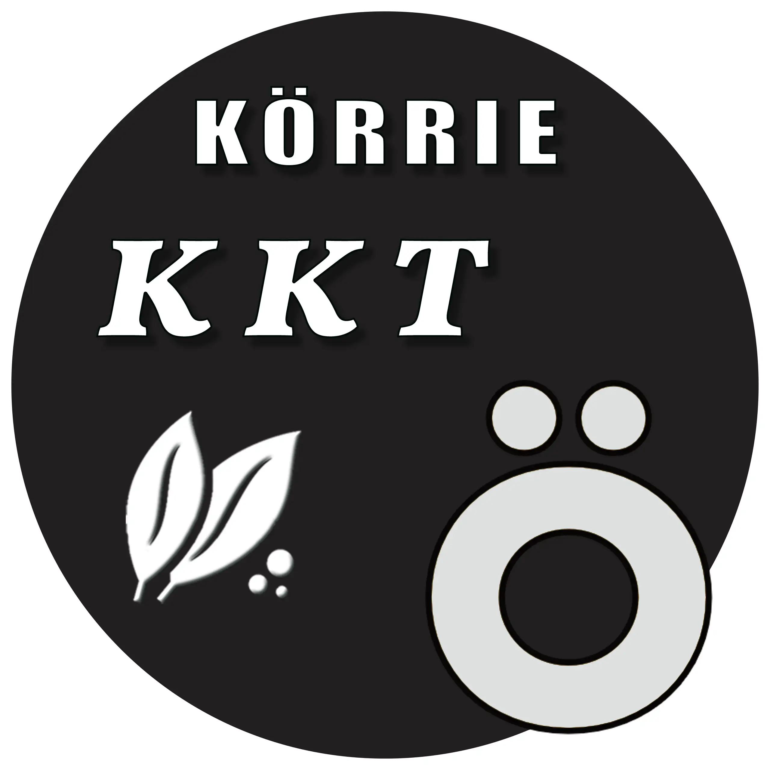 Produkt-Button für Körrie-Keramik-Töpfchen / Körrie KKT: Ein mattschwarzer, runder Button mit weißem Text "KÖRRIE KKT", stilisierten Blättern und einem prominenten "Ö"-Symbol (das "Ö" aus dem Logo von "Körrie - die ehrlichen Gewürzmischungen"), symbolisie