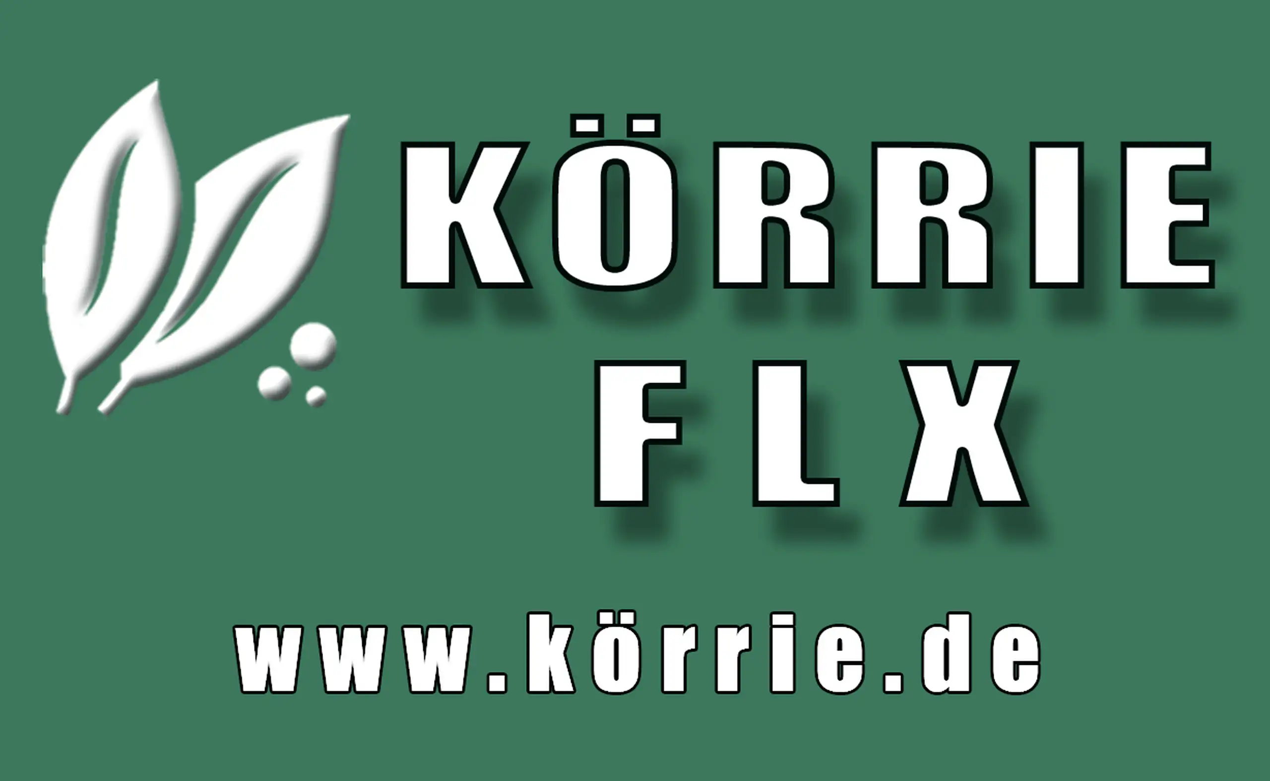 Vorlagegrafik des Etiketts für Körrie FLX: Eine dunkelgrüne Vorlagegrafik als Ansicht des Etiketts, mit weißem Blatt-Logo, dem prominenten Produktnamen "KÖRRIE FLX" in fetter Typografie und der Website www.körrie.de, die den Markenclaim für ehrliche Gewür