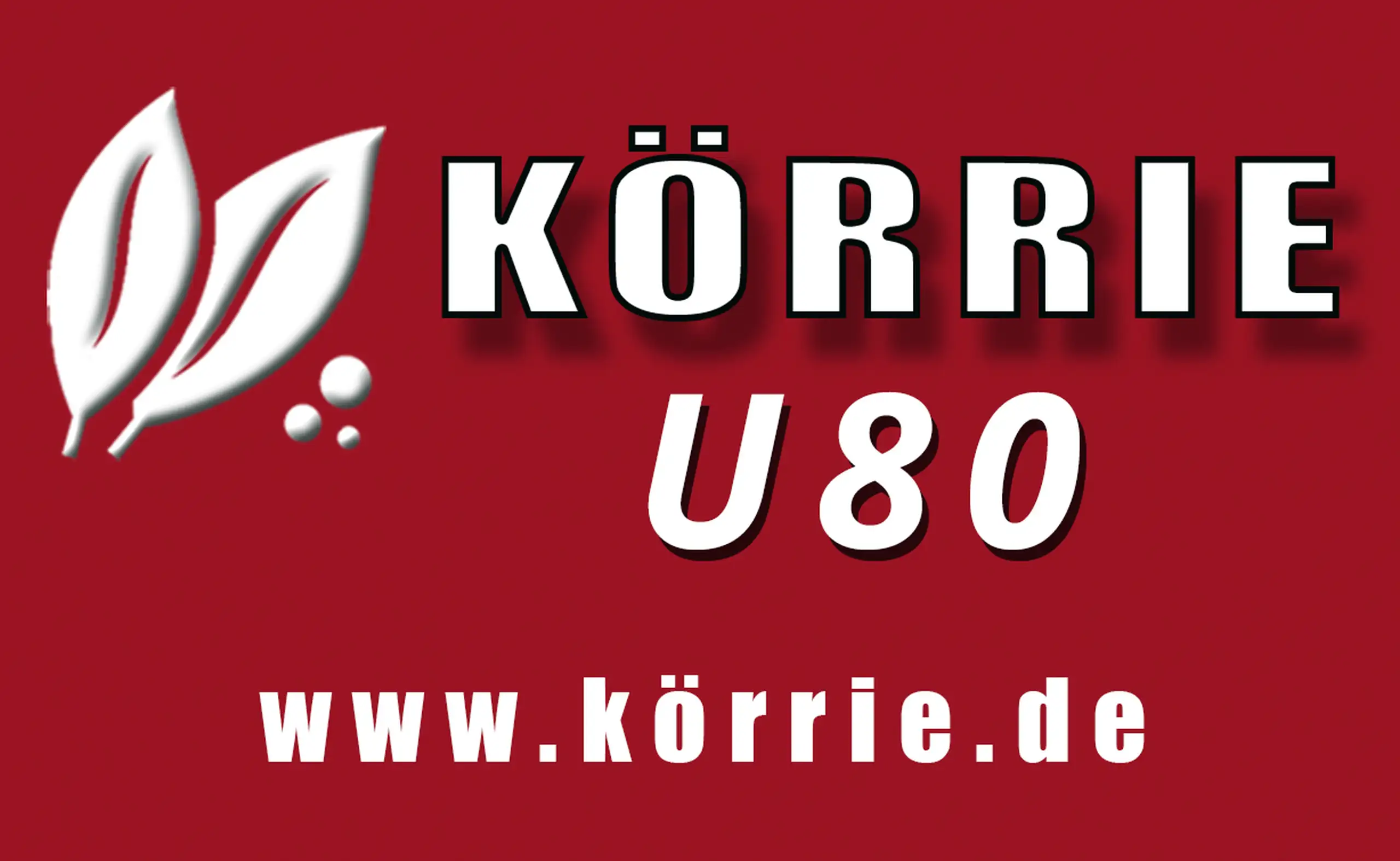 Vorlagegrafik des Etiketts für Körrie U80: Eine karminrote Vorlagegrafik als Ansicht des Etiketts, mit weißem Blatt-Logo, dem prominenten Produktnamen "KÖRRIE U80" in fetter Typografie und der Website www.körrie.de, die den Markenclaim für ehrliche Gewürz
