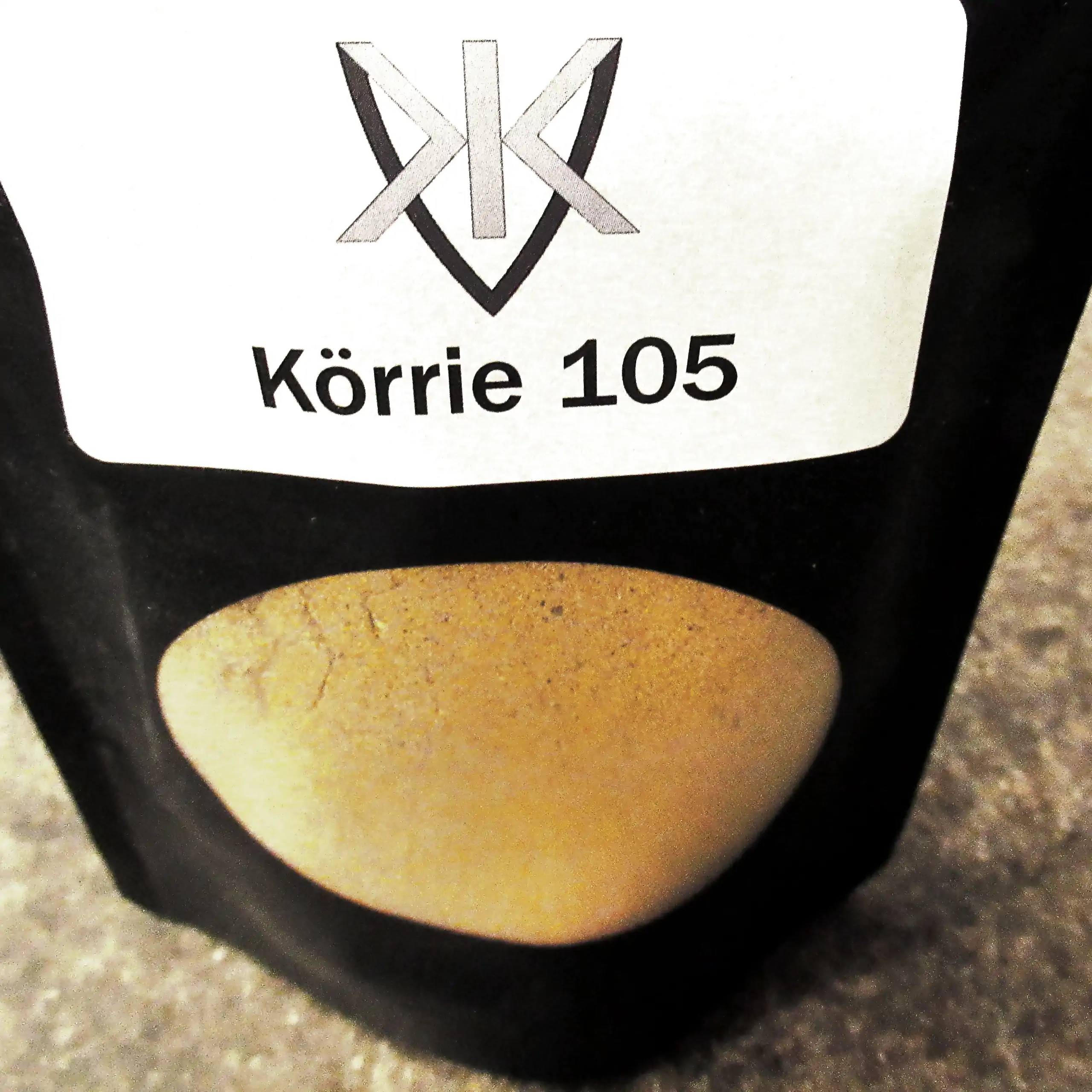 Alternatives Vorschaubild der Galerie für Körrie 105 Gewürzmischung: Ein schwarzer Beutel mit transparentem Sichtfenster, durch das die leuchtend goldgelbe, fein gemahlene Currypulver-Mischung sichtbar ist, versehen mit einem weißen Label, das das KVK-Log