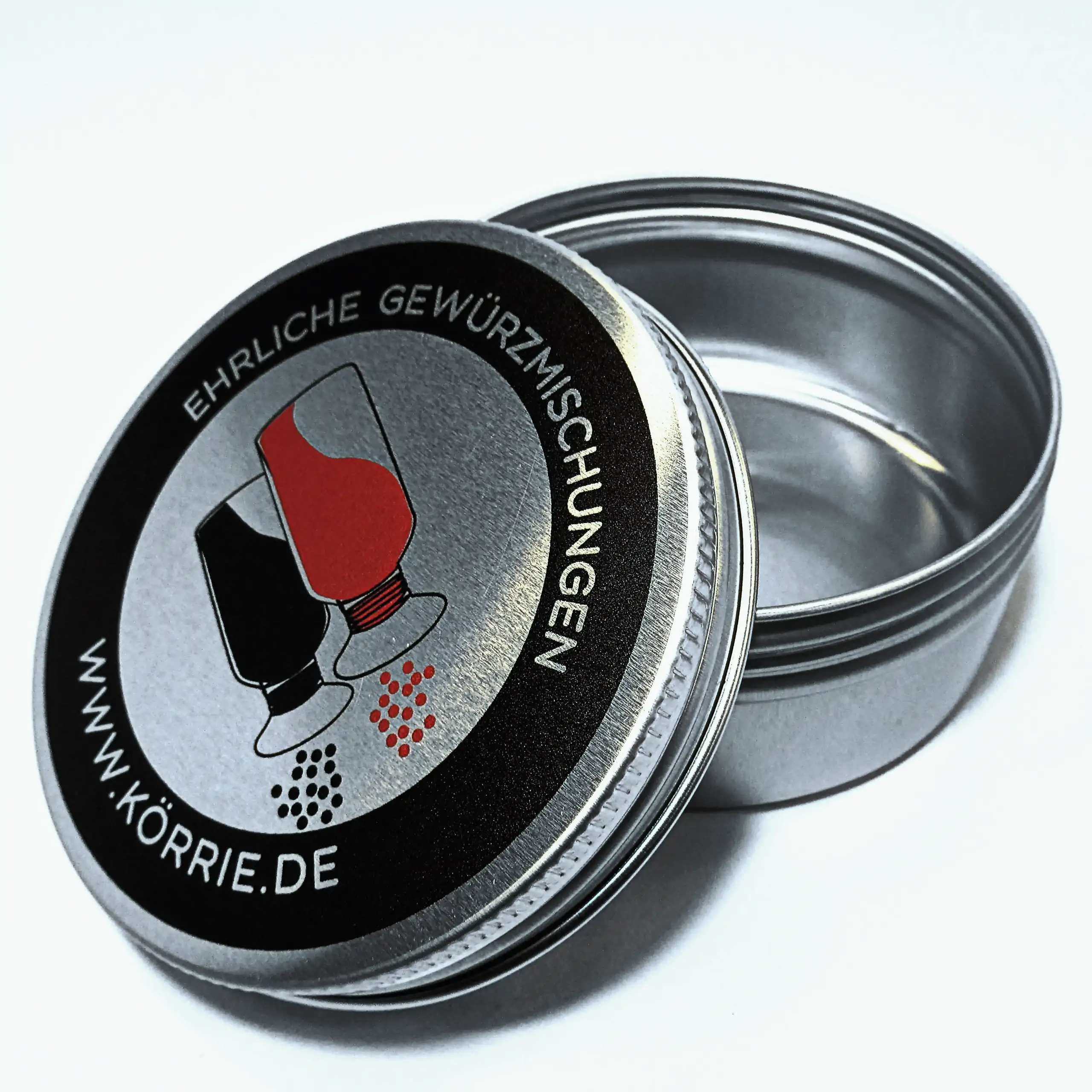 Extra Bild der Körrie-Support-Dose: Eine einzelne, kompakte silberfarbene, matt glänzende Dose aus Metall mit schräg an die geöffnete Dose angestelltem, bedrucktem Schraubdeckel, der das Logo von Körrie mit liegenden Körrie-Gewürz-Streuern (Körrie KGS), d