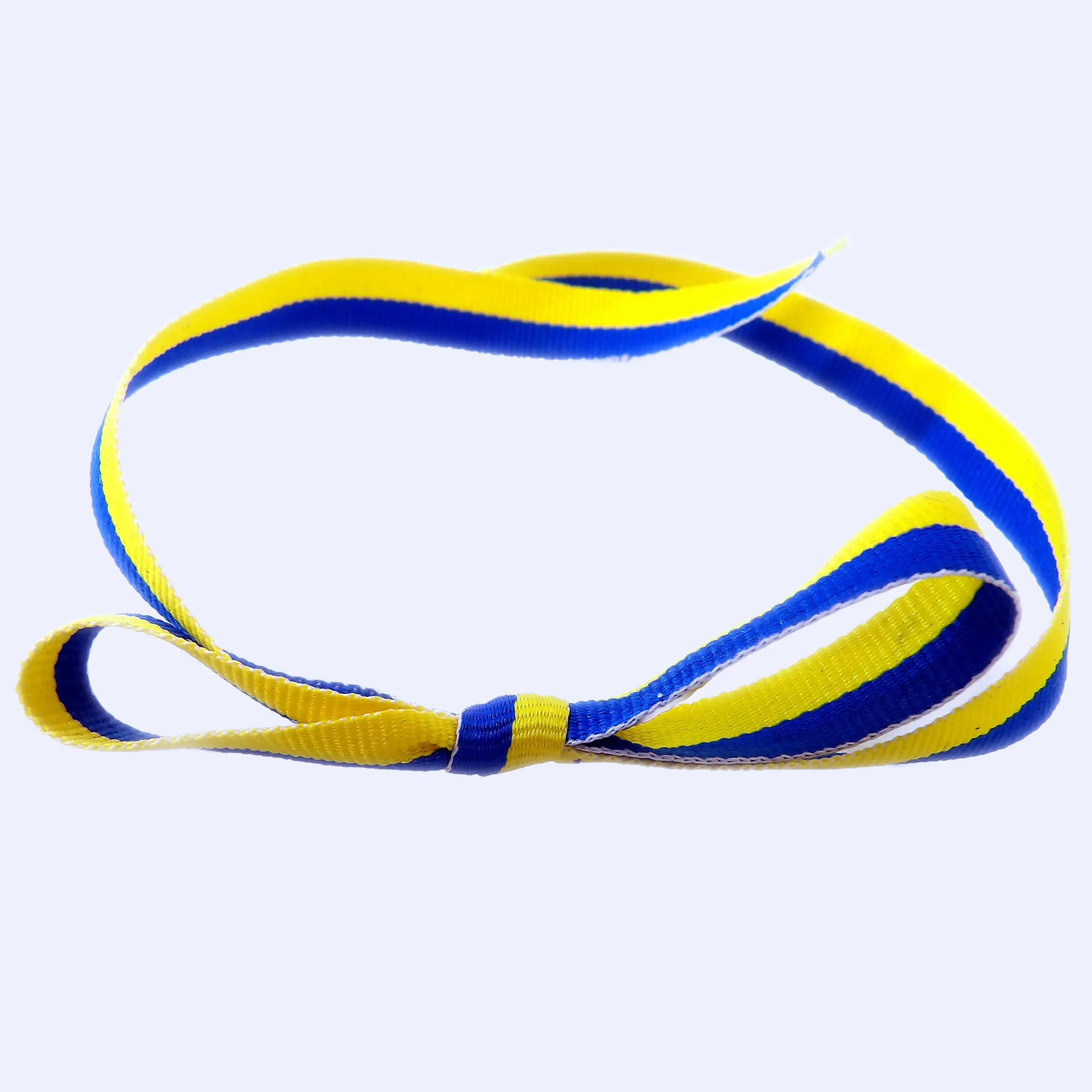 Bonus-Bild des Körrie-Fan-Patch mit einem Band in ukrainischen Farben, blau und gelb, symbolisierend den Freiheitskampf der Ukraine. Das Band ist zu einer Schleife gebunden, die Zusammenhalt und Solidarität symbolisiert, @KauftKoerrie unterstützt die Ukra