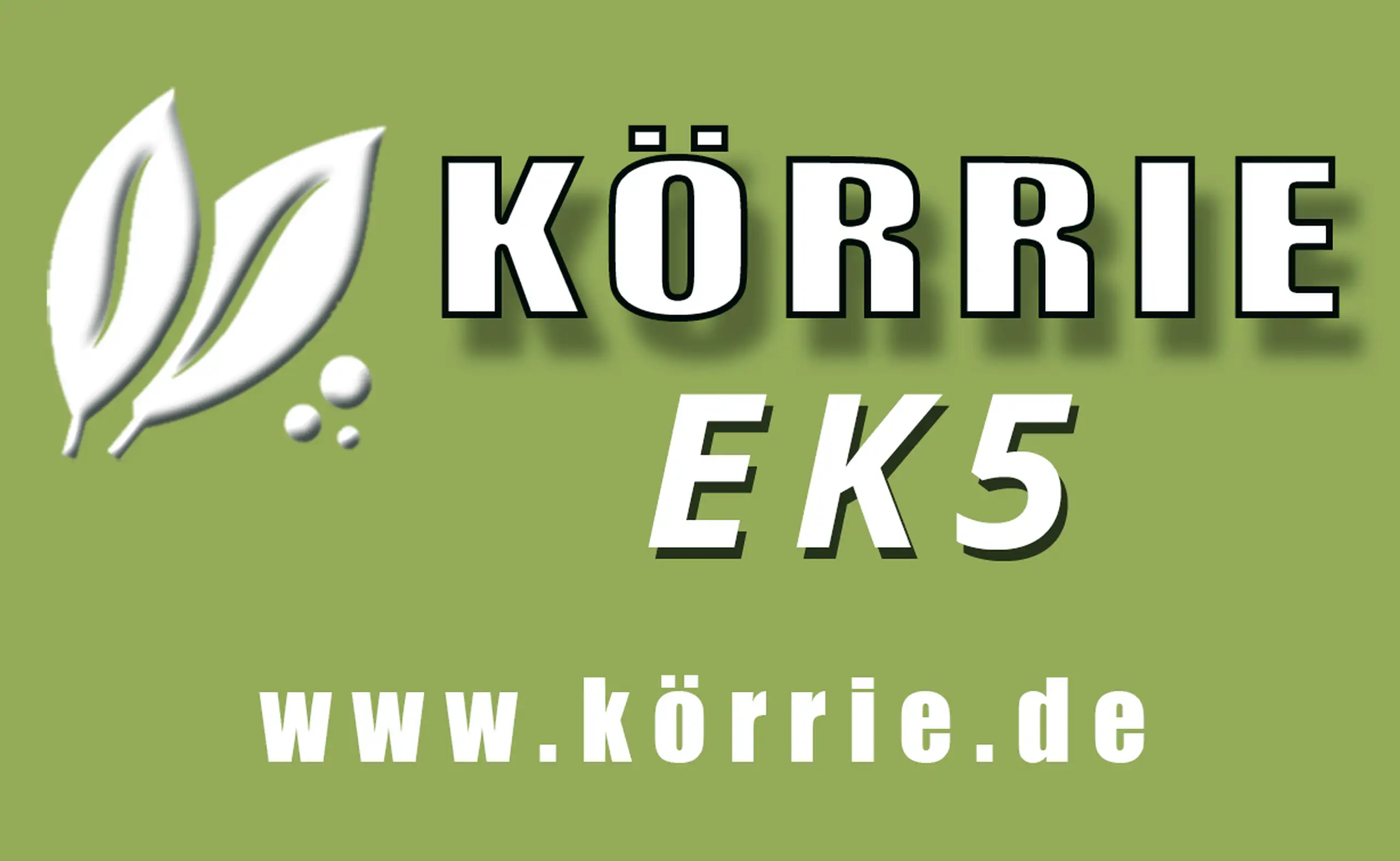 Vorlagegrafik des Etiketts für Körrie EK5: Eine grüne Vorlagegrafik als Ansicht des Etiketts, mit weißem Blatt-Logo, dem prominenten Produktnamen "KÖRRIE EK5" in fetter Typografie und der Website www.körrie.de, die den Markenclaim für ehrliche Gewürzmisch
