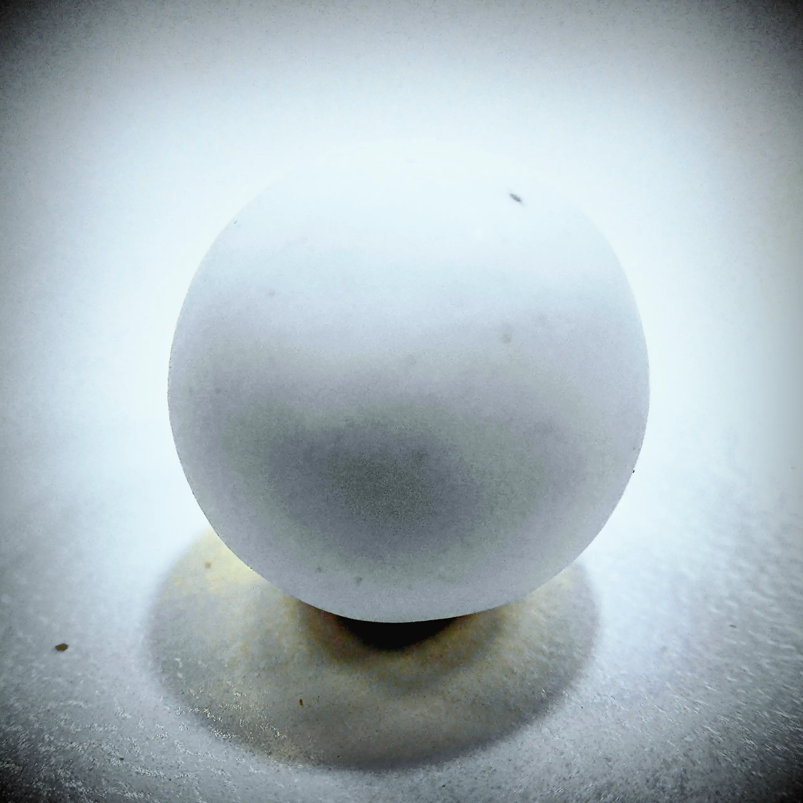 Alternatives Vorschaubild der Galerie für Körrie-Aktiv-Perlen (Keramik) / Körrie KAP S: Eine leuchtend weiße, mattierte, runde Keramikperle aus Aluminiumoxid, in Nahaufnahme auf einer hellen Oberfläche präsentiert für eine reine, funktionale Darstellung i