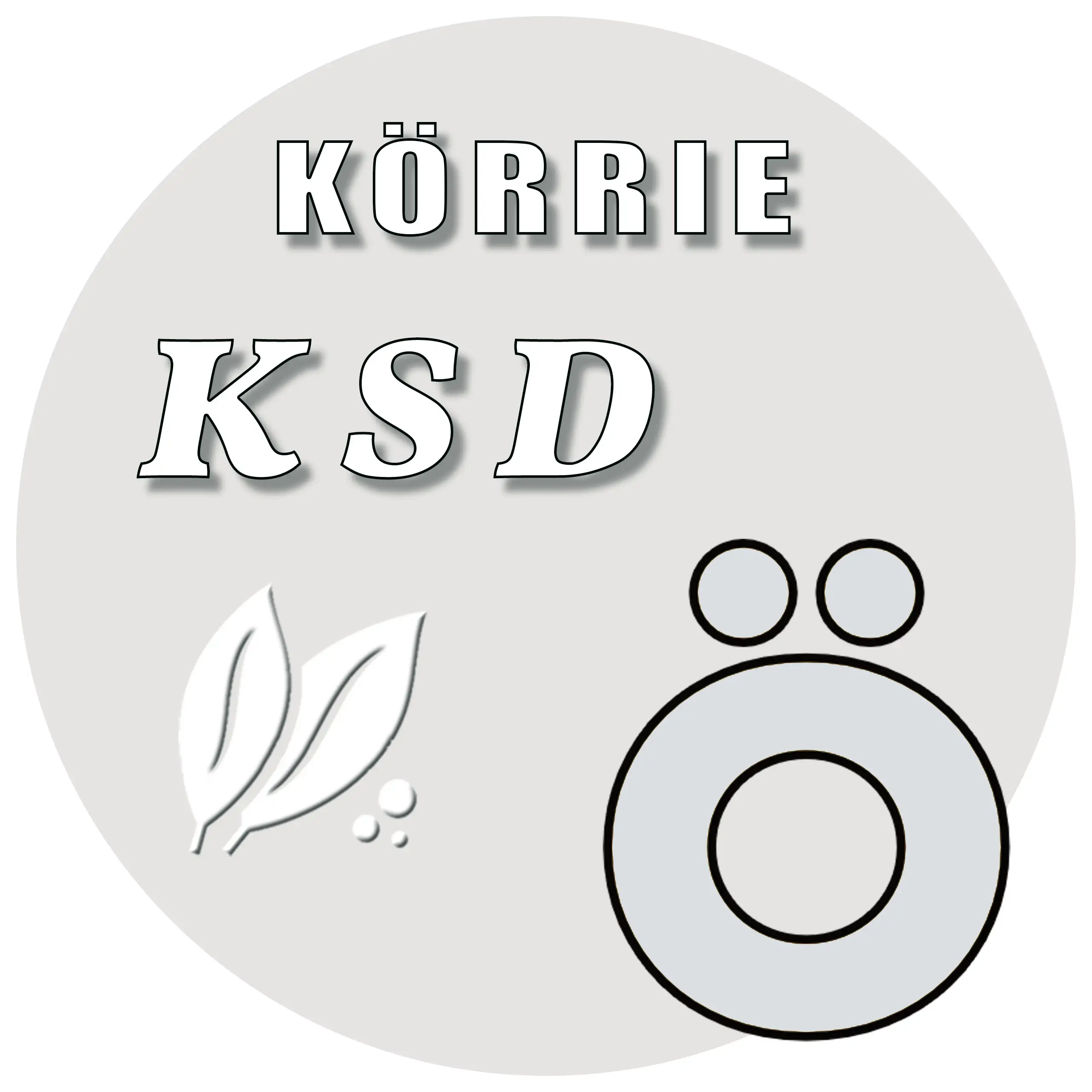 Produkt-Button für Körrie-Support-Dose / Körrie KSD: Ein silbergrauer, runder Button mit weißem Text "KÖRRIE KSD", stilisierten Blättern und einem prominenten "Ö"-Symbol (das "Ö" aus dem Logo von "Körrie - die ehrlichen Gewürzmischungen"), symbolisierend 