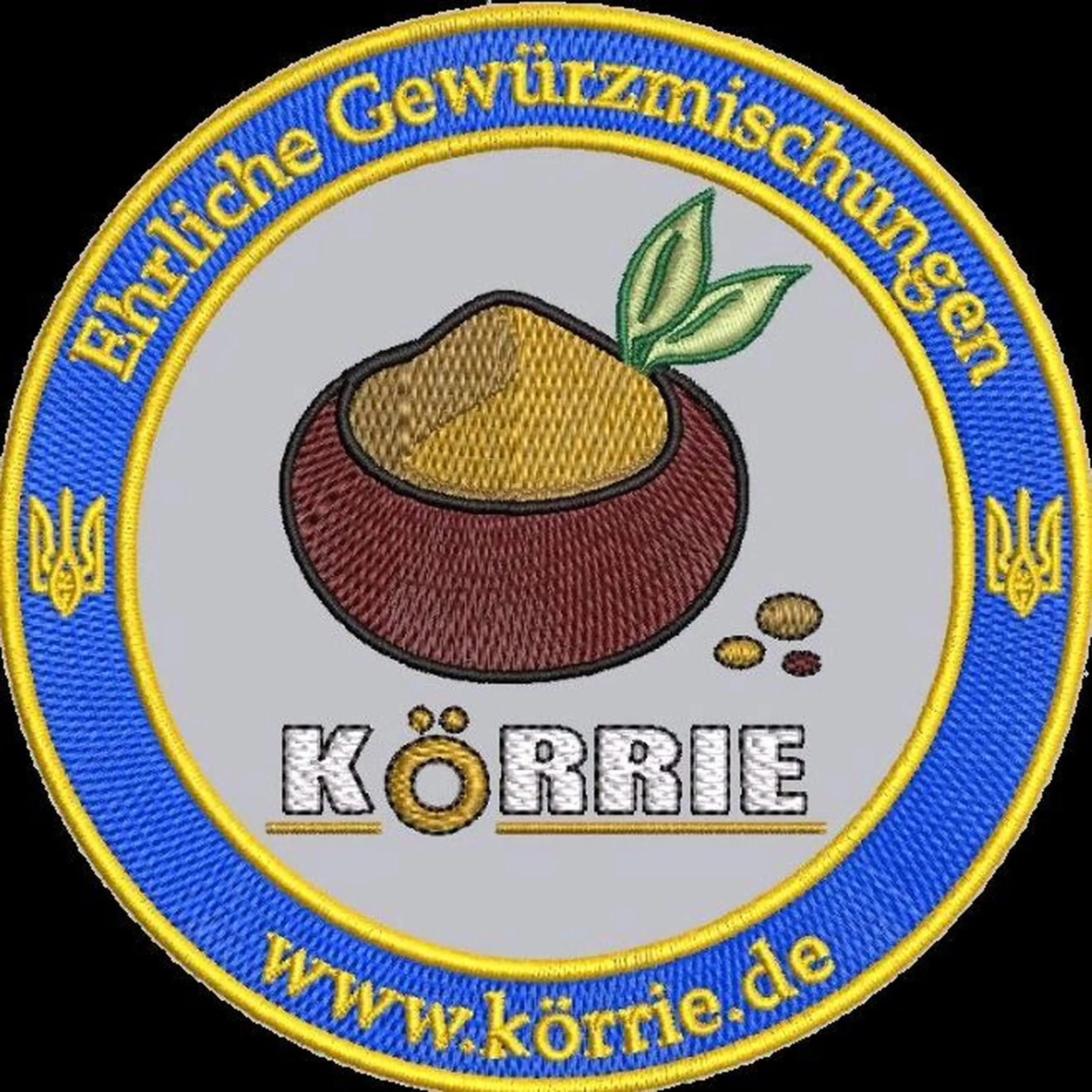 Gestickter Körrie-Fan-Patch, handgefertigt in der Ukraine, mit dem Logo ehrlicher Gewürzmischungen aus Berlin: eine braune Schale mit ockerfarbenem Gericht, grünen Lorbeerblättern und bunten Gewürzkörnern, umrahmt vom Schriftzug "KÖRRIE" in weiß mit goldb