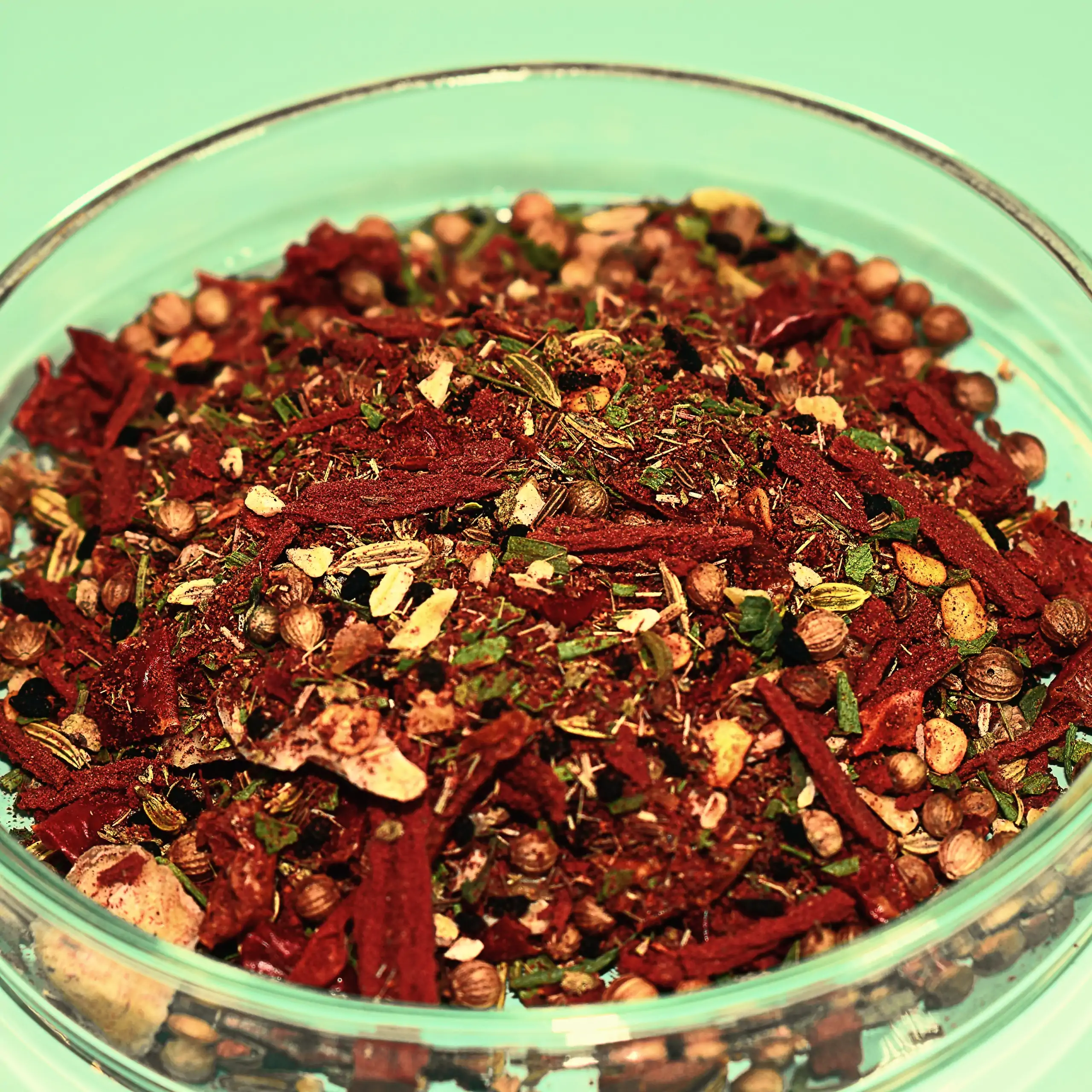 Ergänzende Ansicht der Körrie FLY Gewürzmischung: Eine farbenfrohe, grob Kräuter- und Gewürzmischung mit flockiger Struktur, enthaltend u.a. Chili-, Paprika- und Tomatenflocken, Kräuter wie Lemongras und Estragon, Samen und Saaten wie Nigellasaat (Schwarz