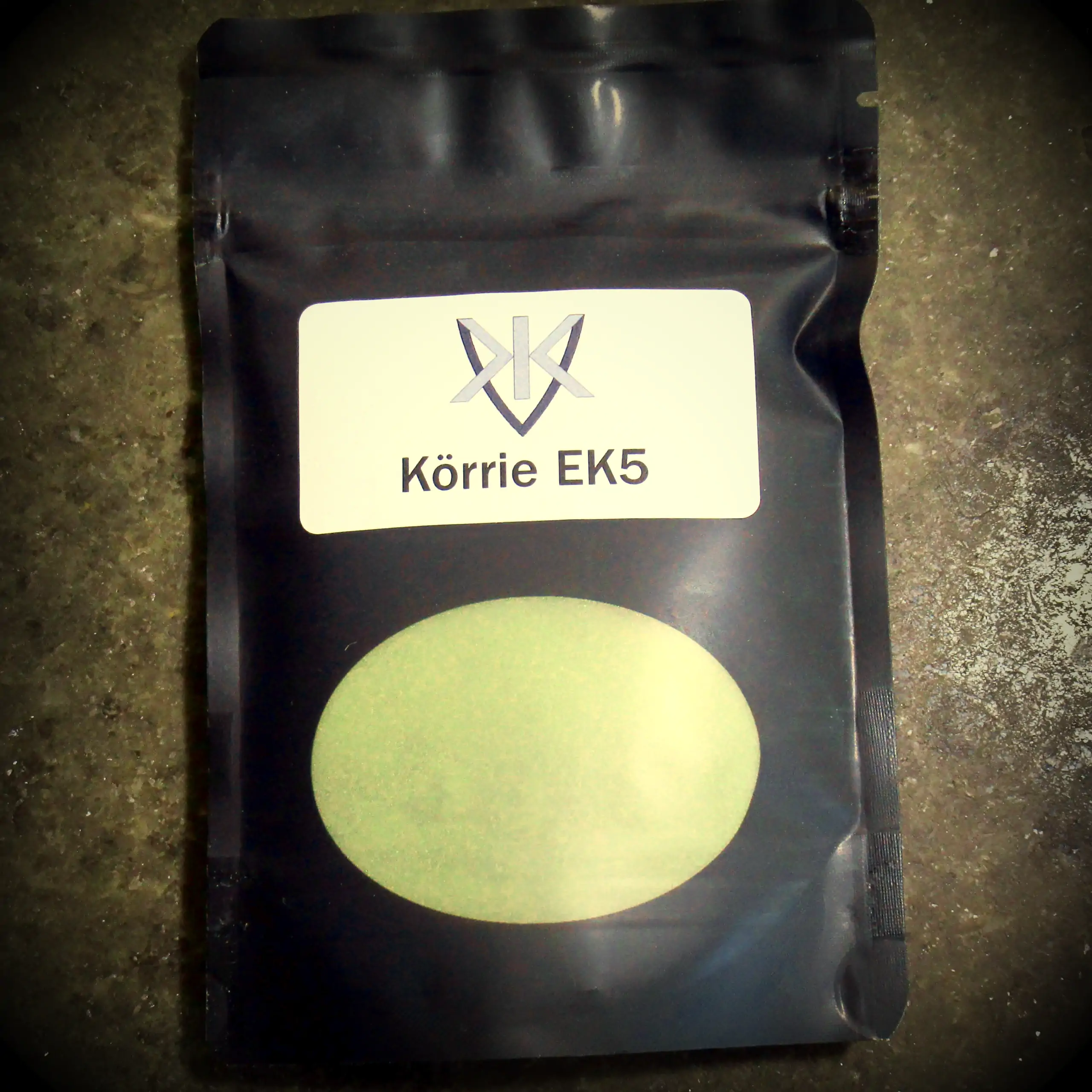 Alternatives Vorschaubild der Galerie für Körrie EK5 Gewürzmischung: Ein schwarzer Beutel mit transparentem Sichtfenster, durch das die leuchtend gelb-grüne, extra feinpulvrige Kräutermischung sichtbar ist, versehen mit einem weißen Label, das das KVK-Log