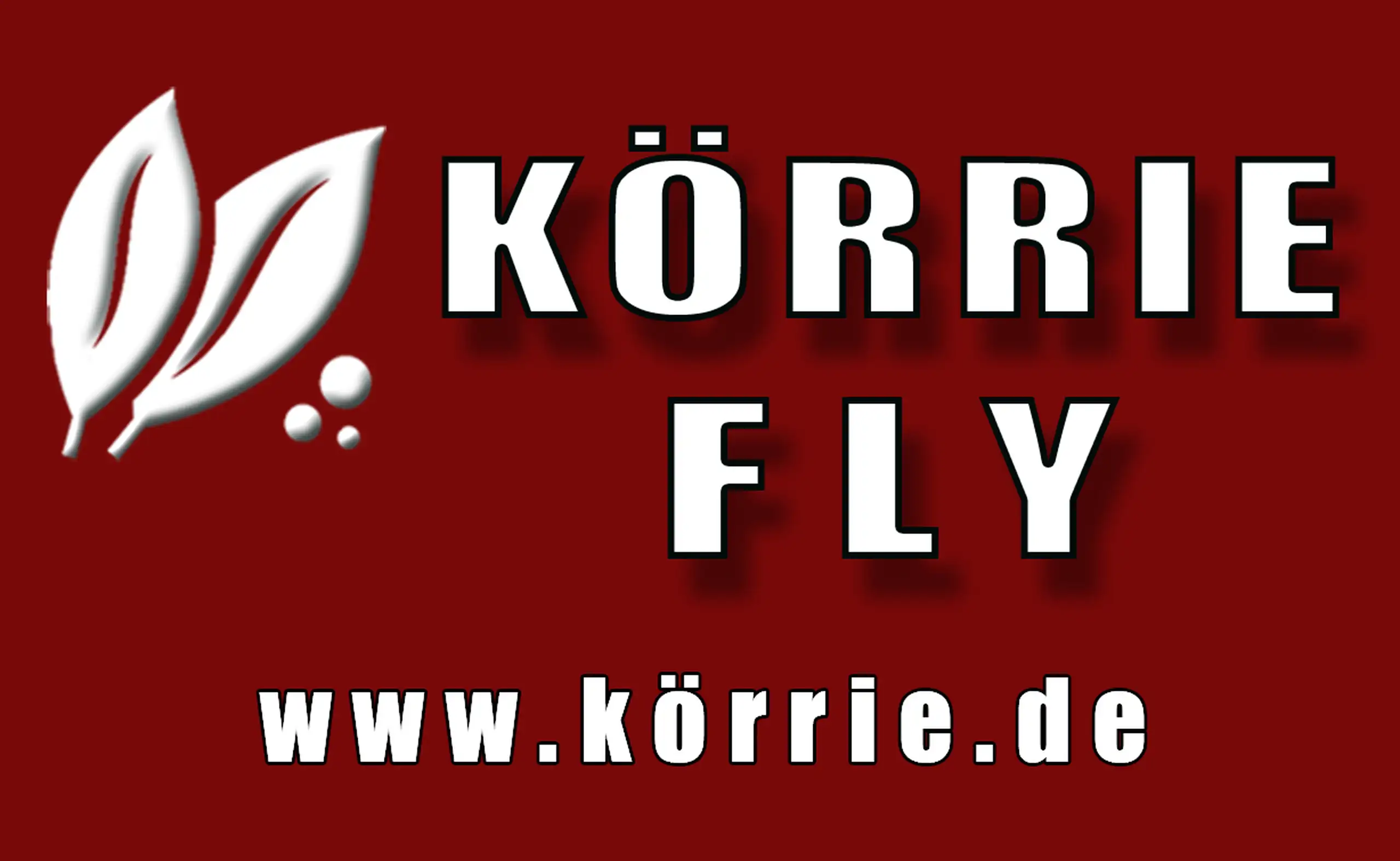 Vorlagegrafik des Etiketts für Körrie FLY: Eine burgunderrote Vorlagegrafik als Ansicht des Etiketts, mit weißem Blatt-Logo, dem prominenten Produktnamen "KÖRRIE FLY" in fetter Typografie und der Website www.körrie.de, die den Markenclaim für ehrliche Gew