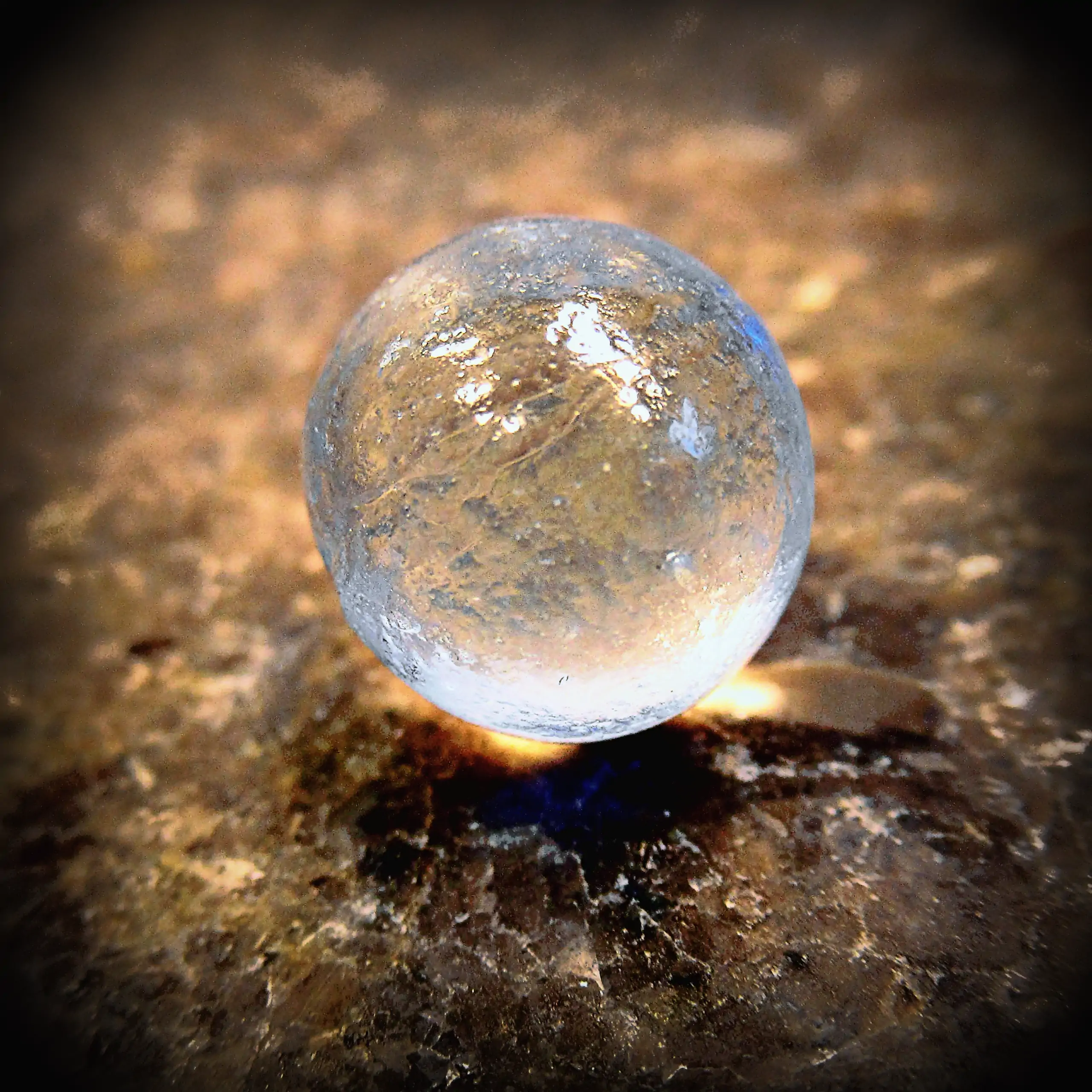 Alternatives Vorschaubild der Galerie für Körrie-Aktiv-Perlen (Glas) / Körrie KAP L: Eine leuchtend transparente, glänzende, gehärtete, kleine Glaskugel, in Nahaufnahme auf einer dunklen Natursteinoberfläche präsentiert für einen klaren, natürlichen Look 