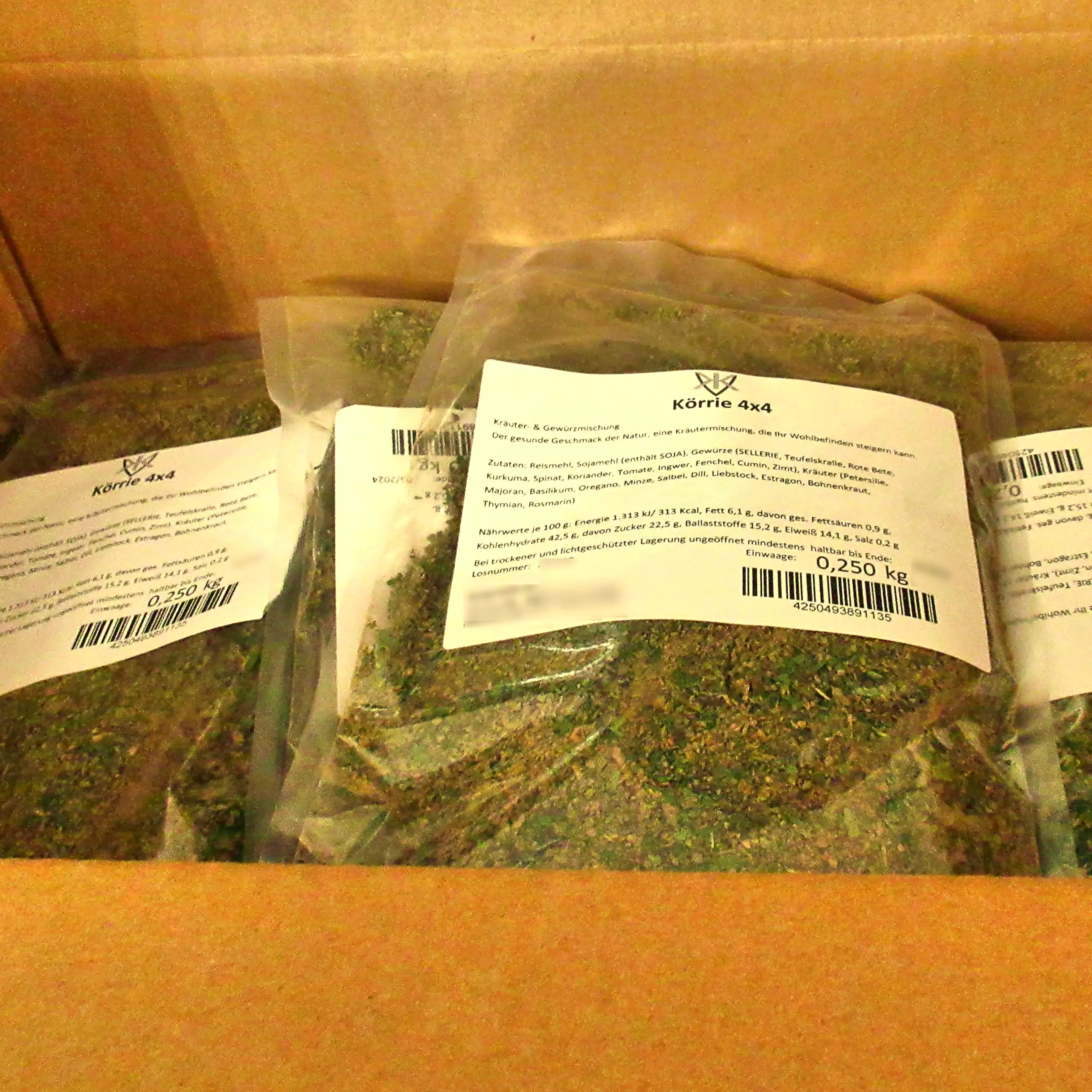 Zusätzliches Bild der Körrie 4x4 Mischung: Mehrere originale, von KVK-Berlin (Katharina V. Krebs) im Direktvertrieb angebotene PE-Beutel, darin die kräftig grüne, grob gemahlene würzige Kräuter- und Gewürzmischung mit sichtbaren Feinanteilen, versehen mit